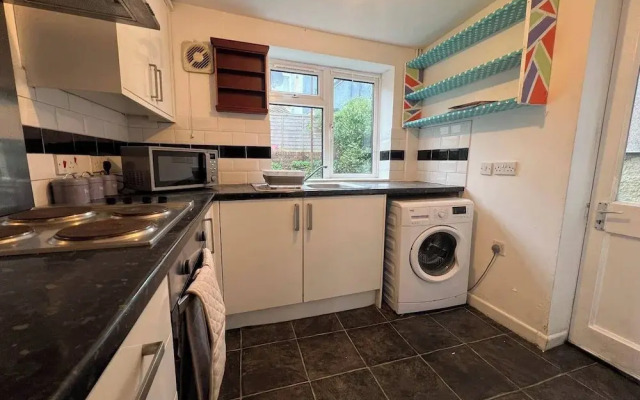 Lena St - 3 Bedroom House - Sleeps 6 - Wifi