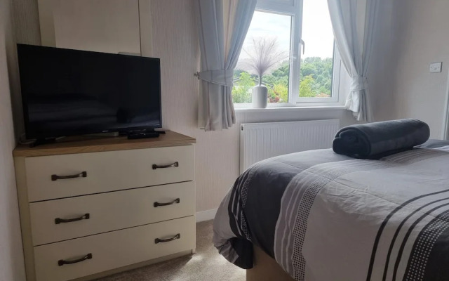 Remarkable 2-bed Luxury Lodge in Routh With Hottub