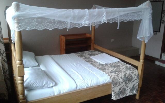 Bunyonyi Safaris Resort