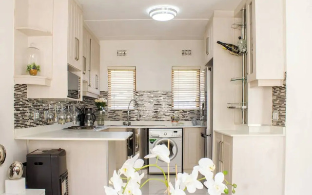 Beautiful 2 Bedroom Apartment Near Monte Casino