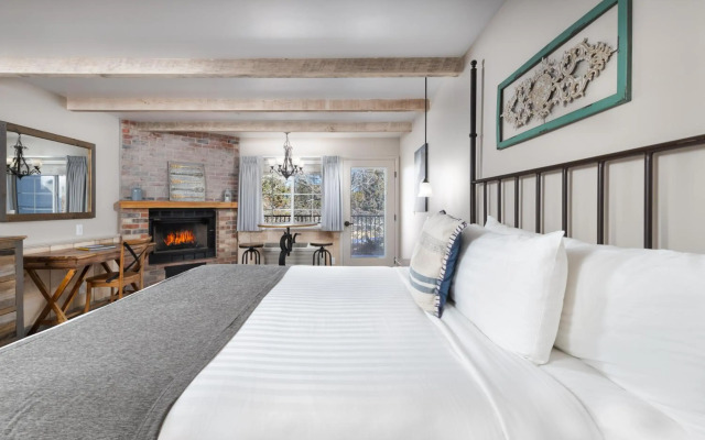 Sky Ranch Lodge