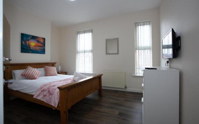 Modern Stays @ Kippax House (6 Bedrooms, 7 Beds, Sleeps 13, Free Parking)