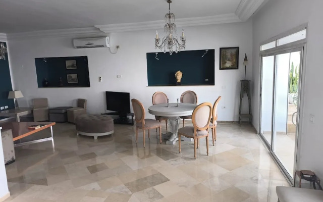 Stylish villa avec parking et piscine