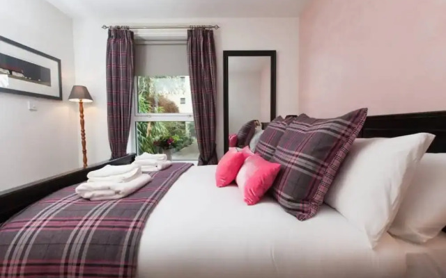 Holyrood Residence - Luxury Apartment With Parking