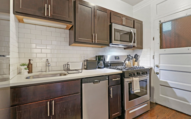 2BR Warm Lovely Home in Rogers Park