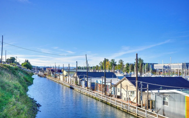 Portland Floating Home Getaway w/ Sauna!
