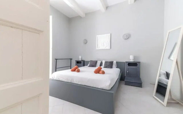 Spacious & Luxury 3BR Central Apartment
