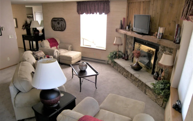 Saltlick 2 bed 2 bath 2 Br condo by RedAwning