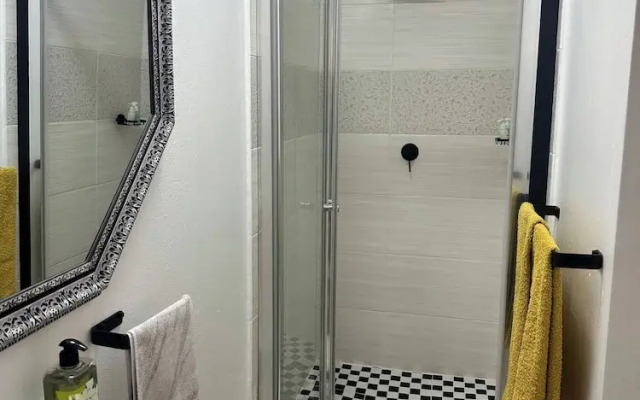 Charming Executive Studio, Solar Power, Wifi