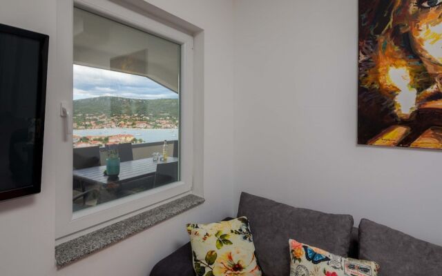 A8 - Modern apt With Terrace, 3 min Walk to Beach