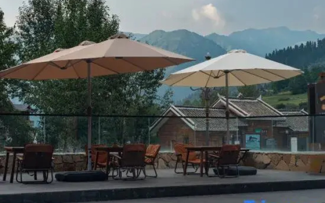 Jiuzhaigou • Zhongzha Mountain Base