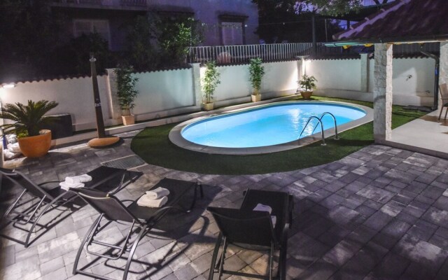 Holiday Home with Pool Oaza