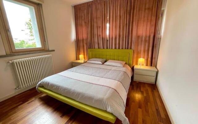 Chic Apartment - River View - Free Parking and WIFI