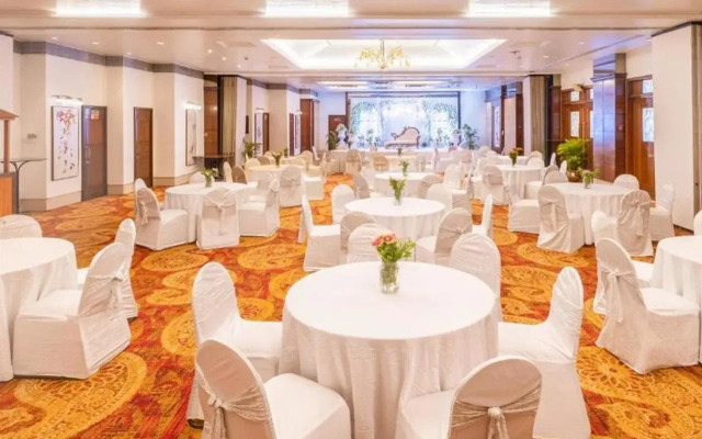 Hotel Kohinoor Continental, Airport