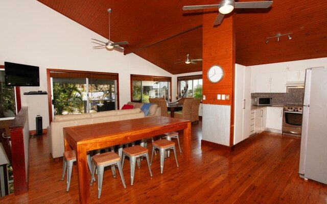 Mayfield 23 Holiday House