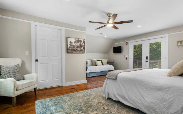 The Aurora Inn & Cottages