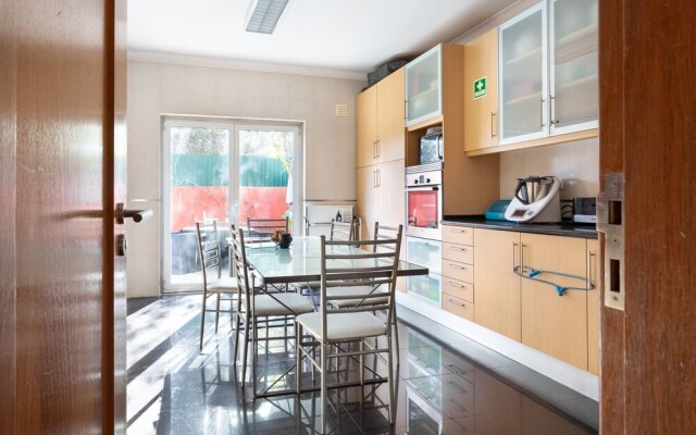 ALTIDO Stunning 4-BR house w/Private Yard in Estoril