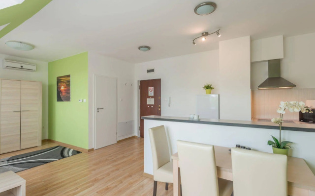 Corvin Plaza Apartments and Suites