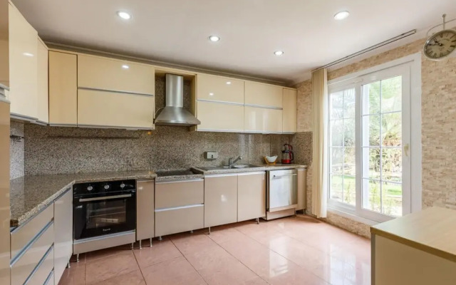 Charming Villa With Pool and Garden in Gebze