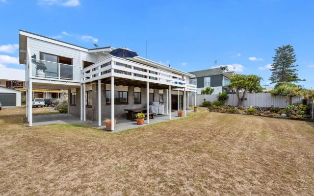 Oceanside Bach - Mount Maunganui Holiday Home