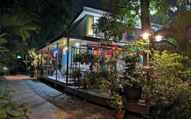 Gardenroom Home Stay And Cafe Suvarnabhumi