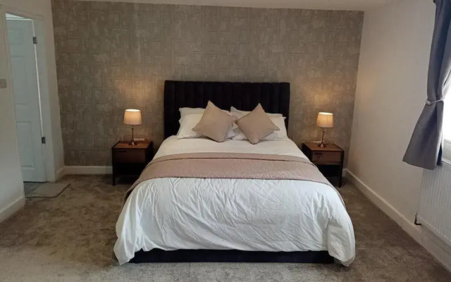 Central Guest Room - En-suite, Parking & Garden