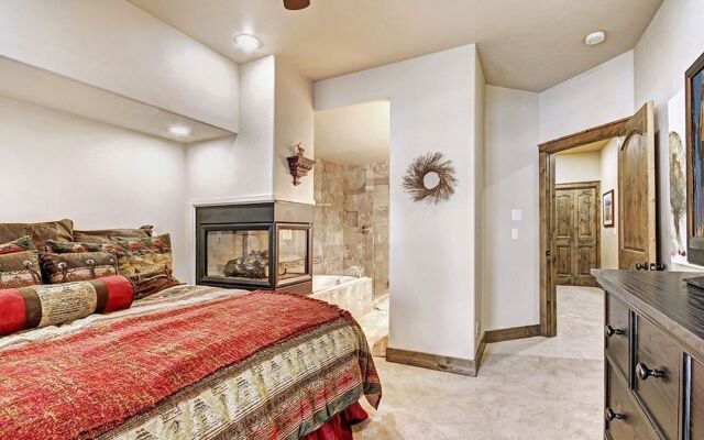 Highwood Hideaway 4 Bedroom Townhouse by RedAwning