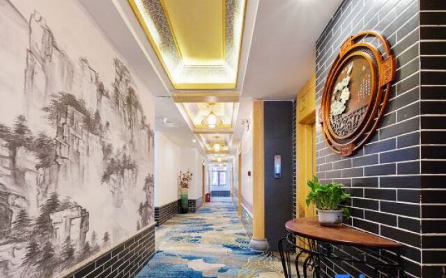 Mengtu Hotel, No.1 West Street, Zhangjiajie (Tianmenshan Cableway Branch)