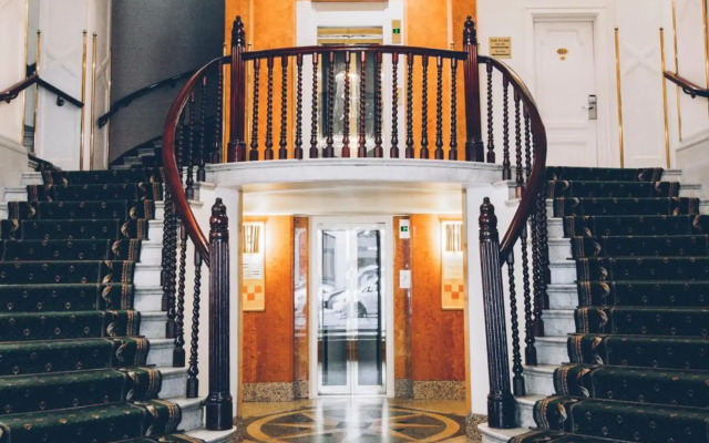 Crystal Plaza Hotel