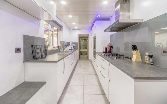Charming 5-bed House in Birmingham