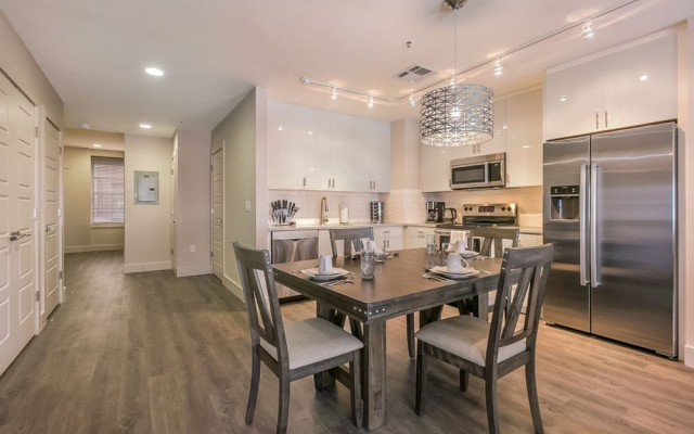 Ideal Condo near City Hot Spots