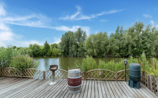 Idyllic Holiday Home in Ooltgensplaat on the Water