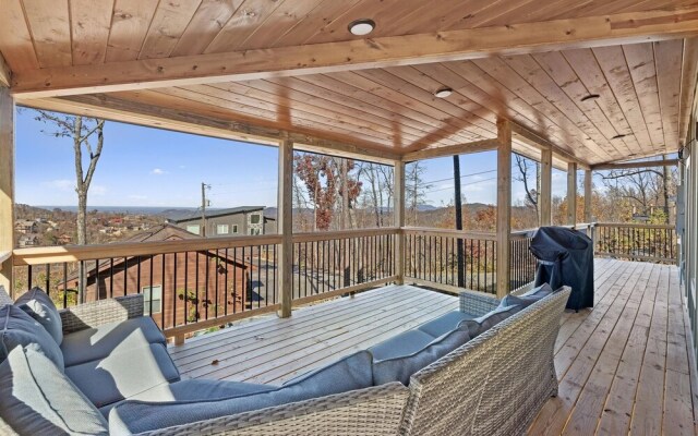 Smokey Treats 5 Bedroom Cabin by RedAwning