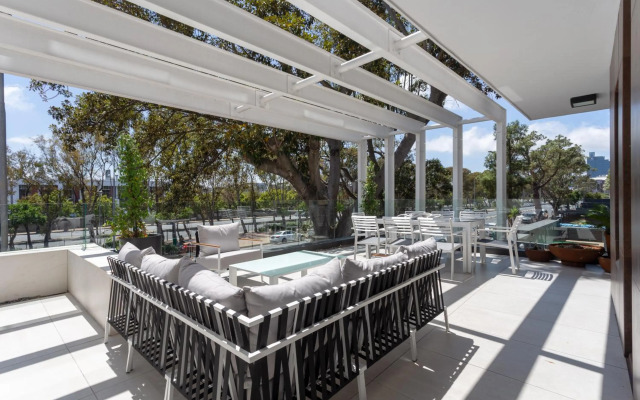 Trendy 2 bedroom apartment in Greenpoint, Cape Town.