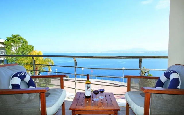 Seafront home 4' walk to private beach