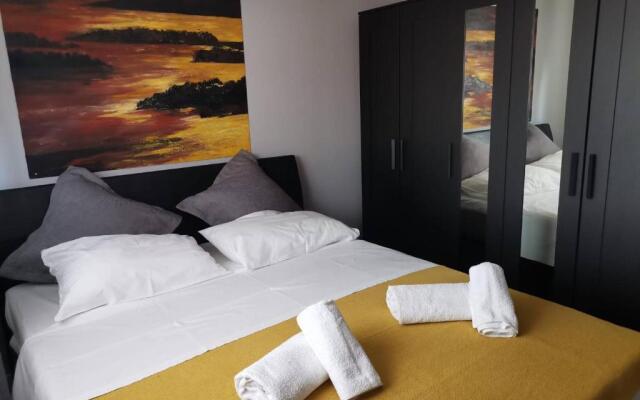 Cheerful Holiday House Illuminosa