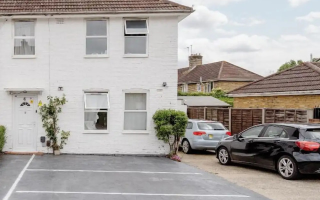 North Avenue Guest House Ltd, Heathrow Airport-Free Parking