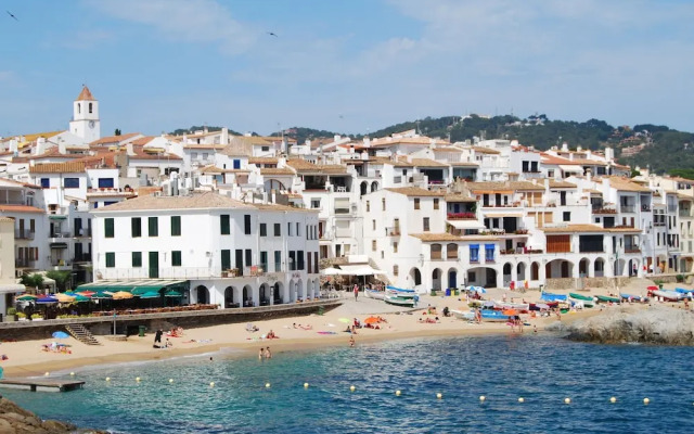 Simply Furnished Apartment With Shared Pool in Llafranc