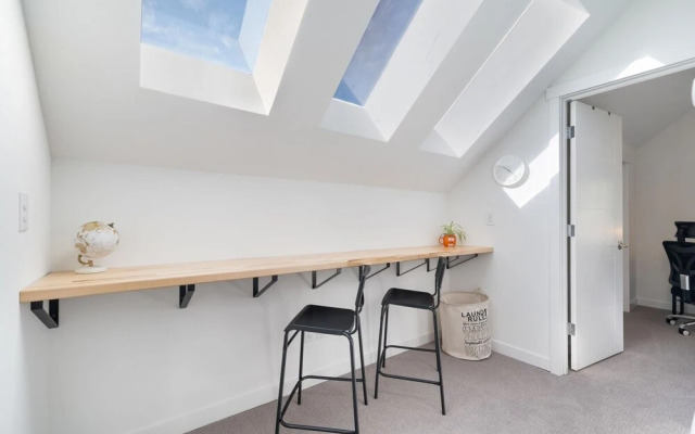 2BR Modern Gem Private Yard by Recreation