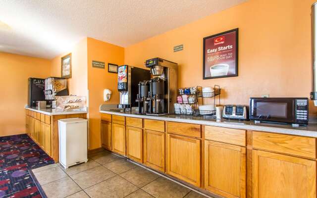 Econo Lodge & Suites
