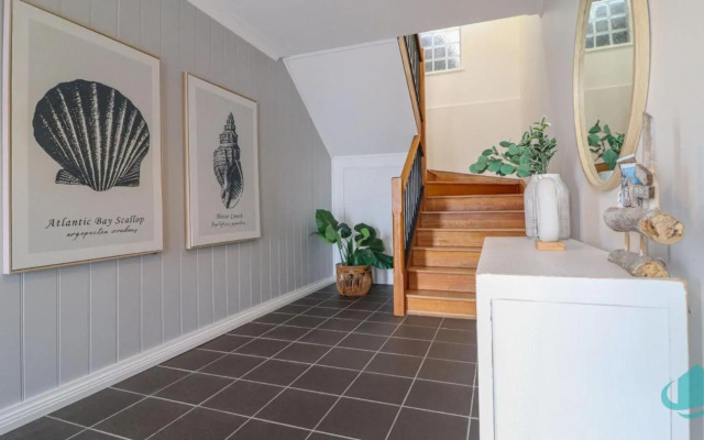 Splendour Hideaway - Luxury pool at Caves Beach