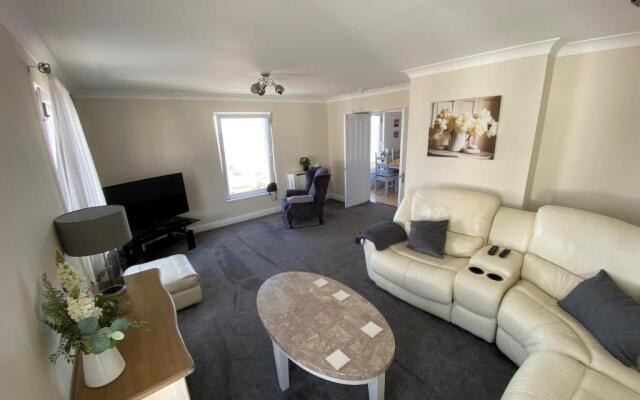 Eastcliffe Penthouse, 2 beds & bathrooms with parking