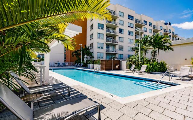Hang Ten- Large Townhome, lux amenities, parking