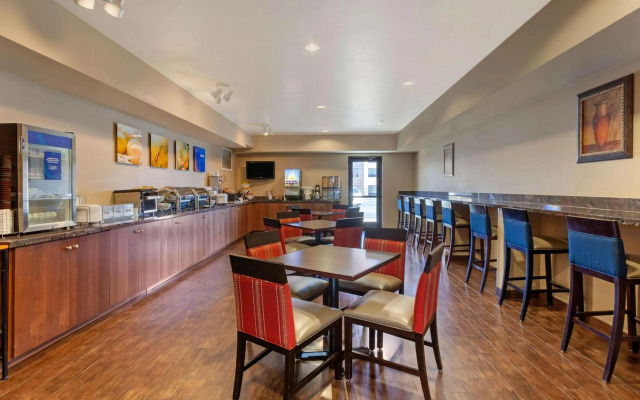 Comfort Inn & Suites Page at Lake Powell