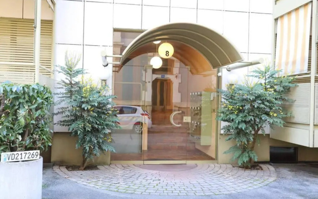 Comfortable, very well located between train station and lake!