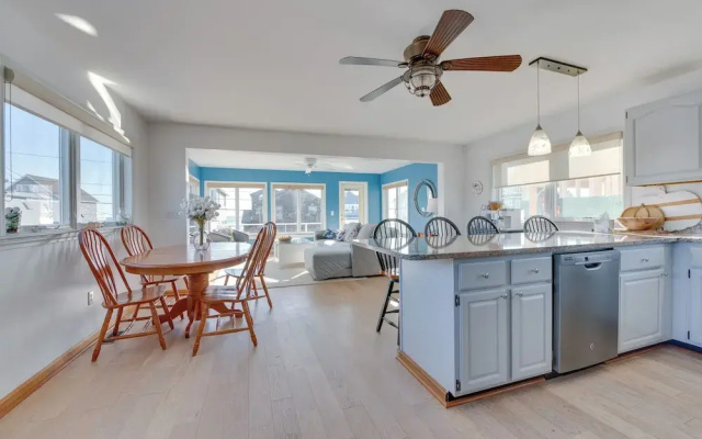 Wells Beach House w/ Ocean-view Deck