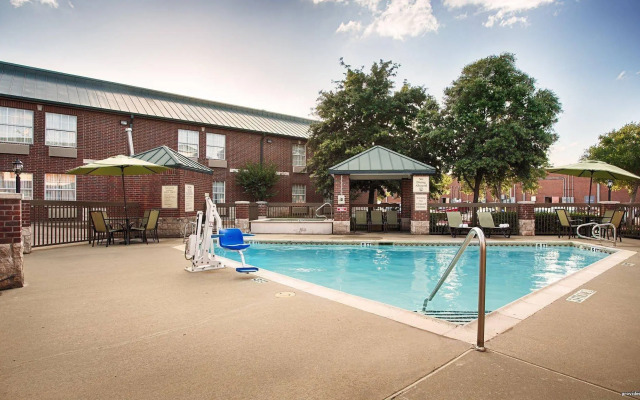 Best Western Plus Addison/Dallas Hotel