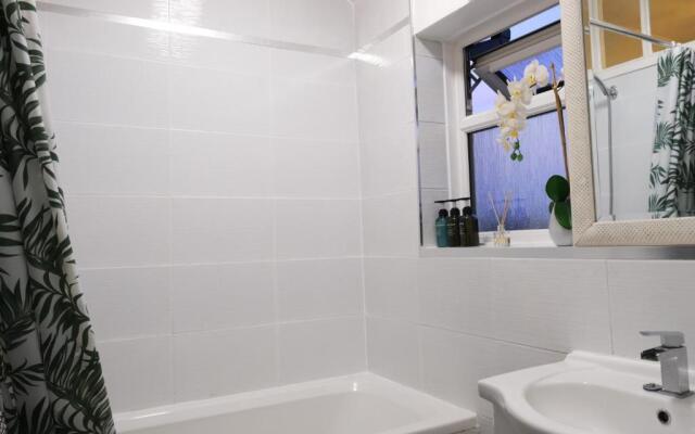 Northway House - Close to M62 and M6