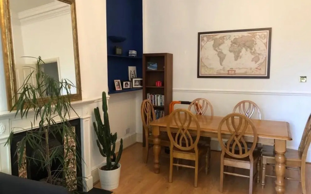 Luxury, Spacious London Apartment on Mattock Lane