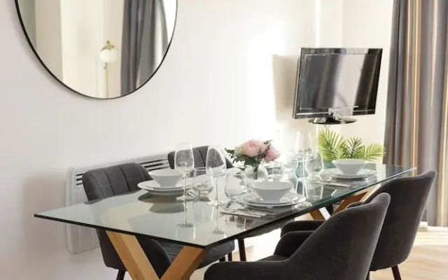 Stylish 2BR Apartment, Town Centre, Free Parking